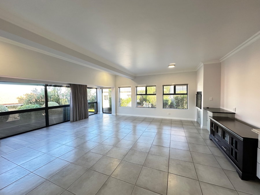 4 Bedroom Property for Sale in Hartenbos Heuwels Western Cape